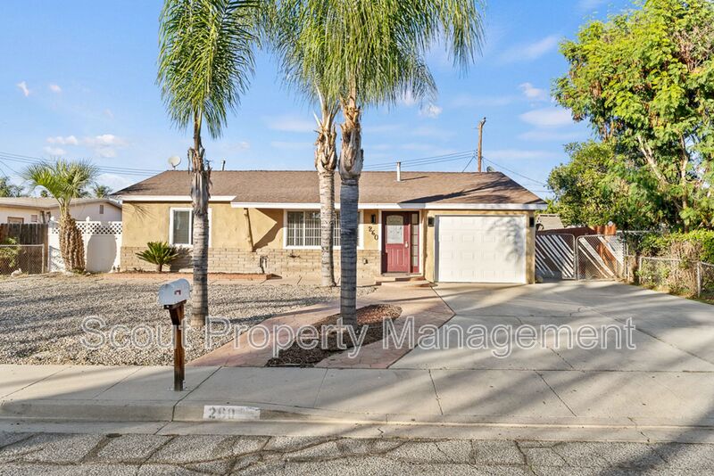 Hemet House: 260 Val Monte Drive