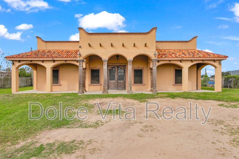 Edinburg House: 825 Carpintero St