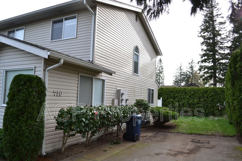 Lynden Townhome: 710 Drayton St.