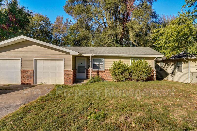 Springfield House: 2111 S Ventura Ave