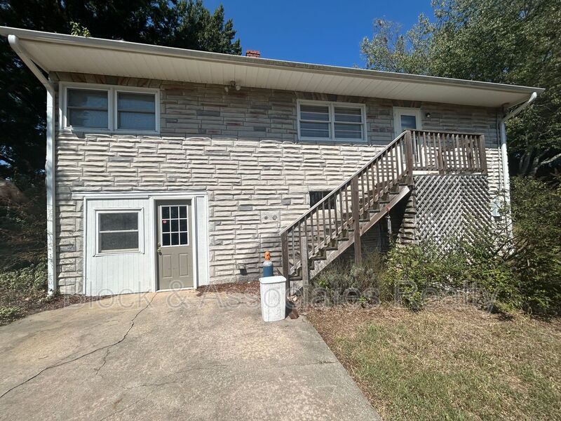 Belews Creek House: 7011 Belews Creek Rd
