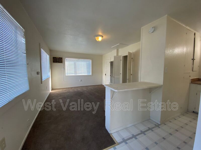 Taft Condo: 725 1/2 Kern St
