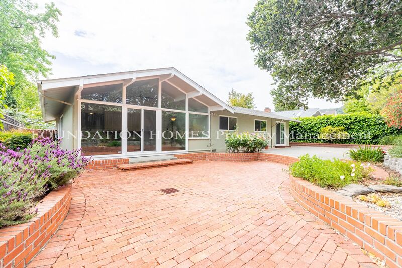 San Rafael House: 212 Blackstone Dr