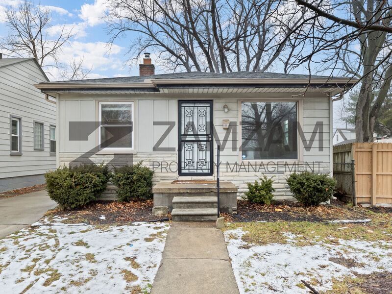 Center Line House: 8085 Stephens