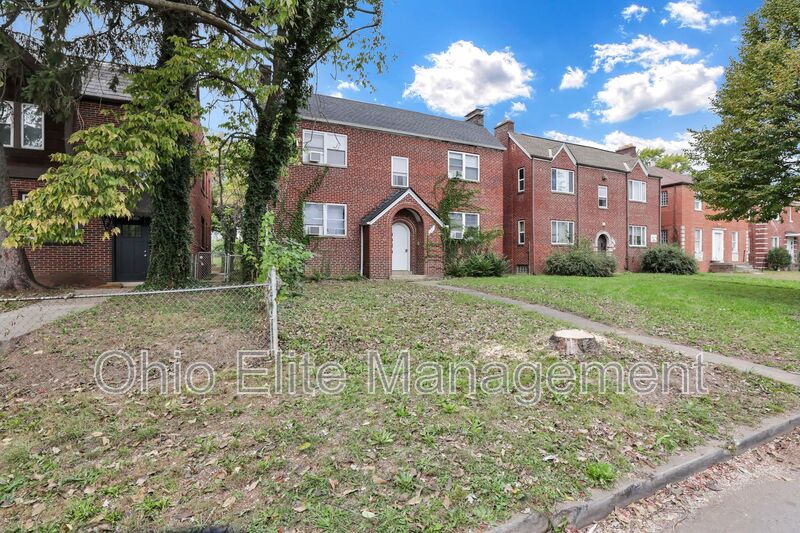 Columbus House: 987 Lilley Ave