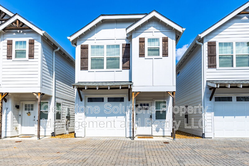 Nashville House: 300 Stewarts Ferry Pike