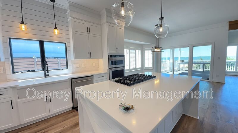 Coastal Living at Its Finest - Photo 4