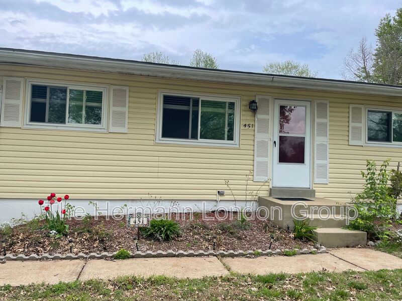 Saint Louis House: 451 Golden Valley Dr