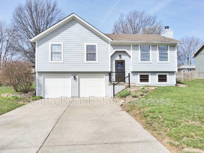 Lee's Summit House: 228 SE Bristol Dr