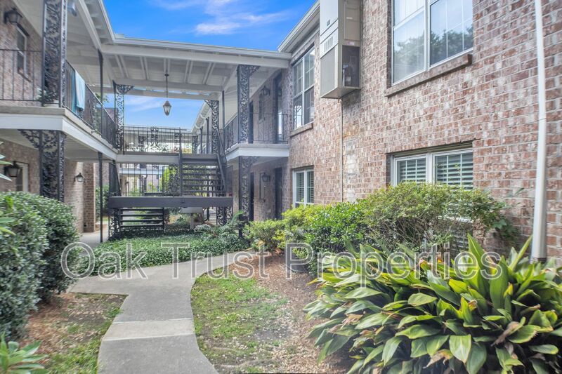 Charleston House: 874 S. Colony Dr 15B