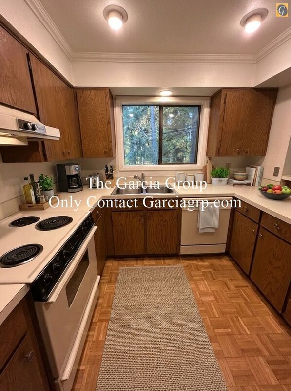 Lake Oswego Condo: 315 Cervantes