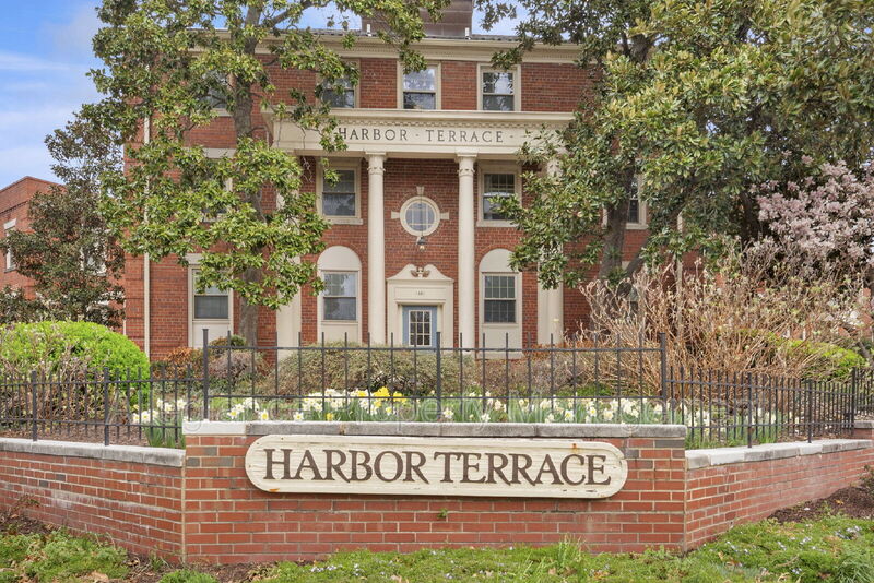 Alexandria House: 1301 E Abingdon Dr