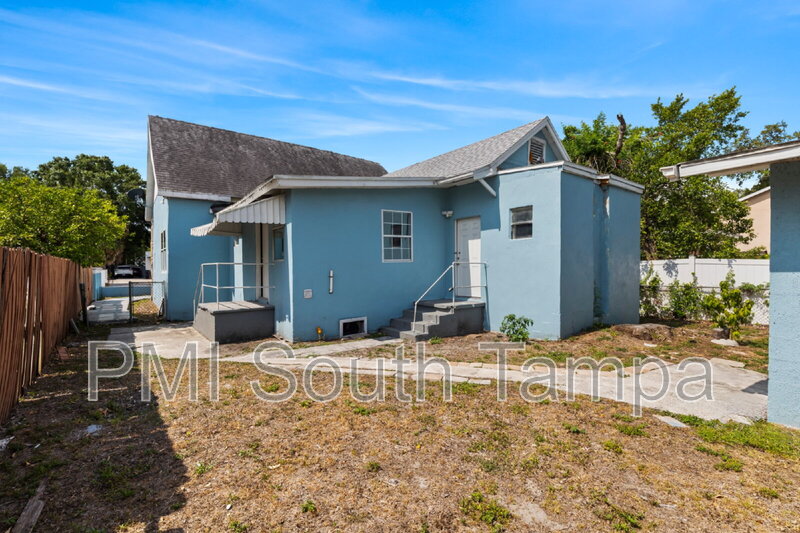 Tampa Townhome: 2135 W St Louis St