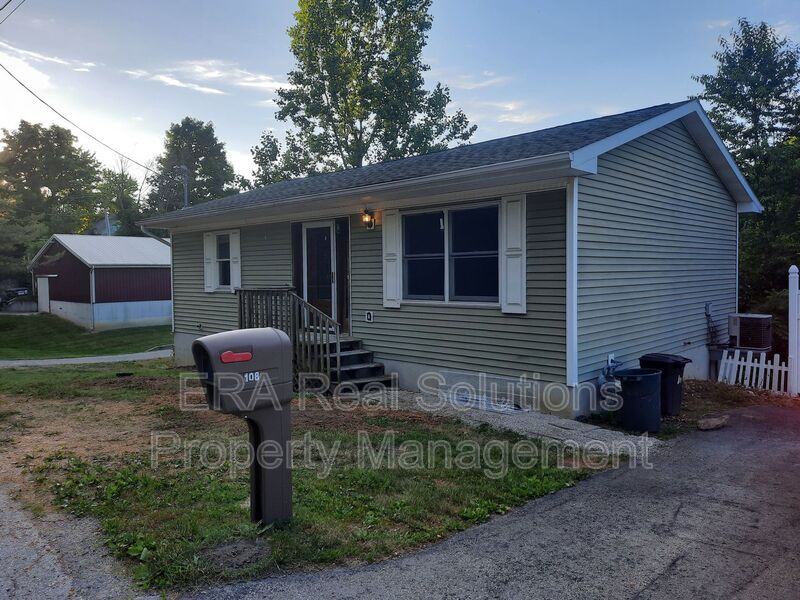 Hillsboro House: 108 E Lilley St