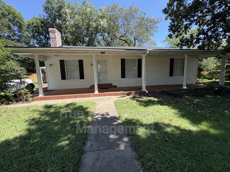 Ada House: 1316 S Johnston Ave