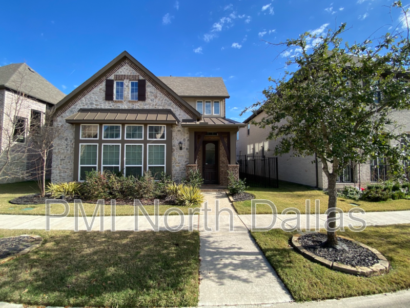 Mckinney House: 6909 Royal View Dr