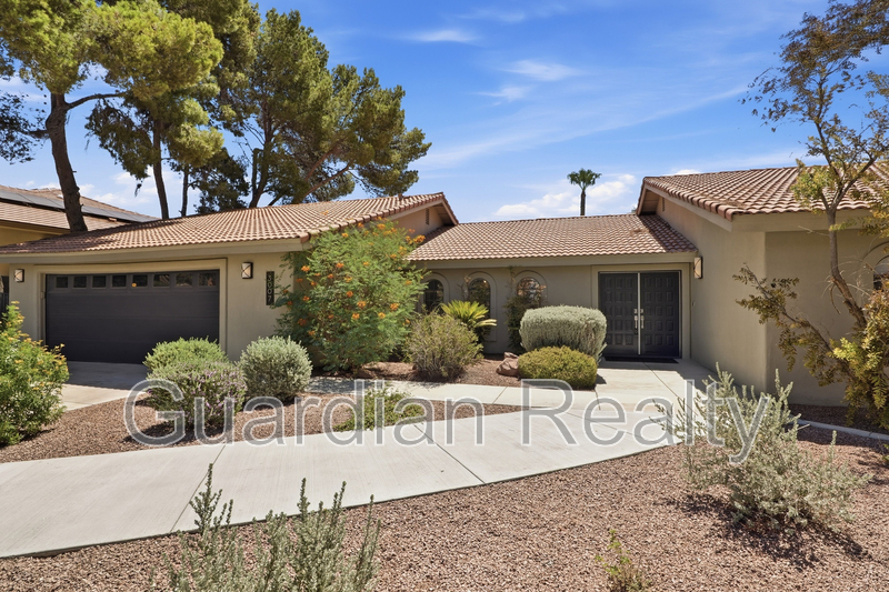Henderson House: 3007 La Mesa Dr