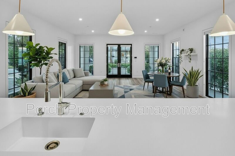 Pensacola Condo: 207 E Intendencia St