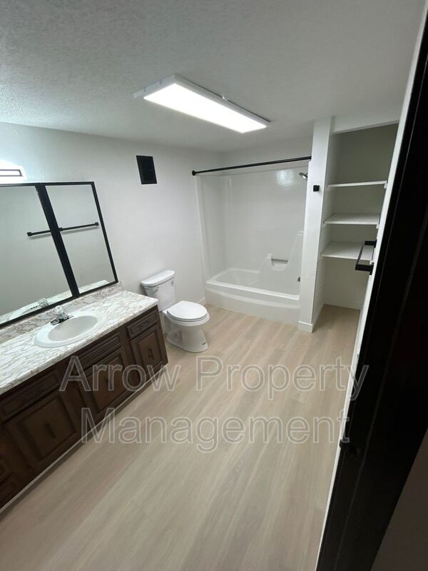 Bismarck House: 207 E Arbor-201D