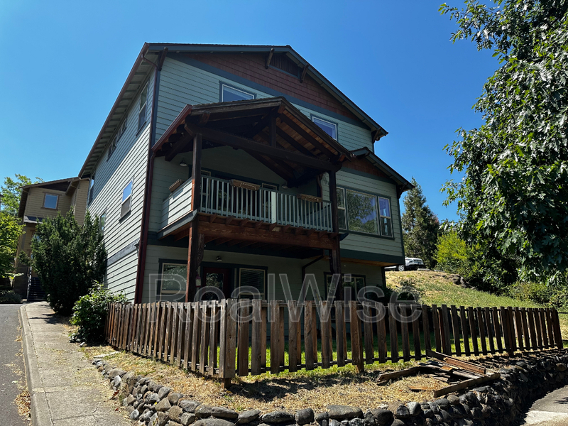 Ashland House: 449 Park Ridge Pl