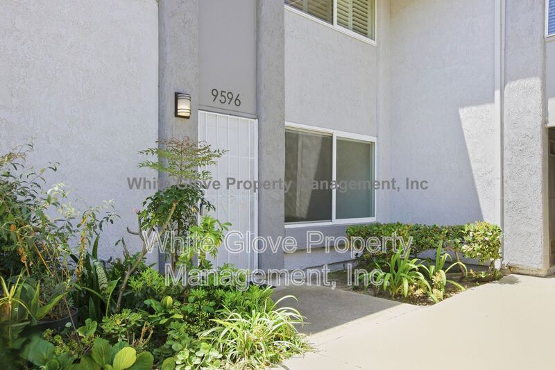 Huntington Beach Townhome: 9596 Bickley Drive