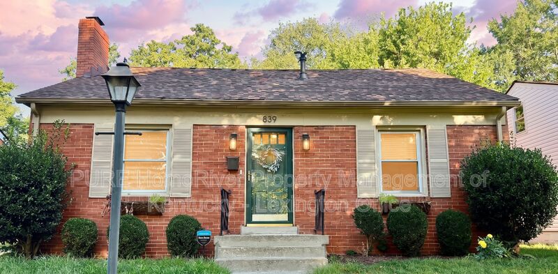 Lexington House: 839 Henry Clay Blvd