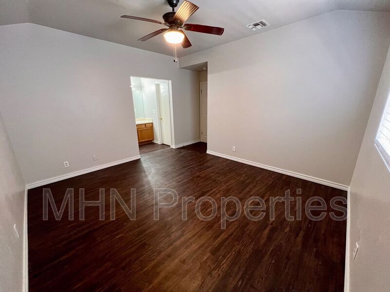 UPDATED 2bed/2bath/1 car garage duplex, located in the Perrin Beitel/Thousand Oaks area! - Photo 14