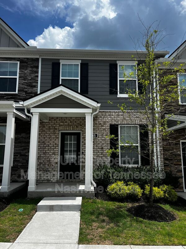 Lebanon Townhome: 405 Augustine Dr