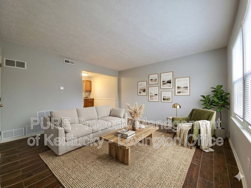 Nicholasville Townhome: 305 Lake St