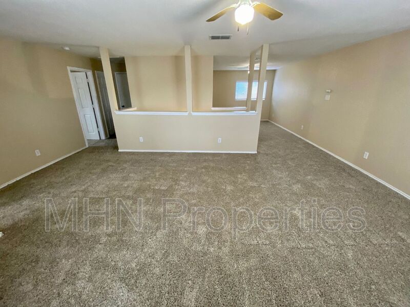 Perfectly located, 4 bed//2.5 bath, off IH-10 and just minutes from USAA, UTSA, and the Medical Center! - Photo 7