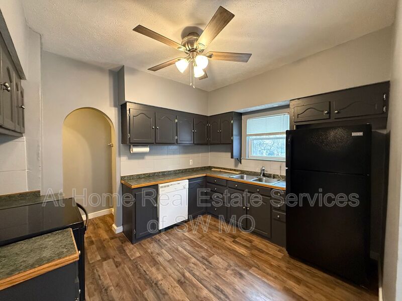 Springfield House: 1031 W Turner St