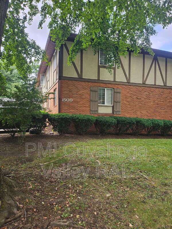 Akron Condo: 1500 W Market St