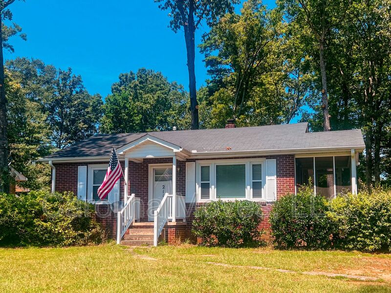 Simpsonville House: 211 North Pliney Circle