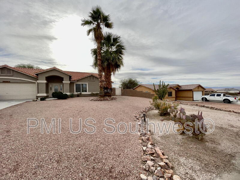 Fort Mohave House: 2138 E Amber Dr