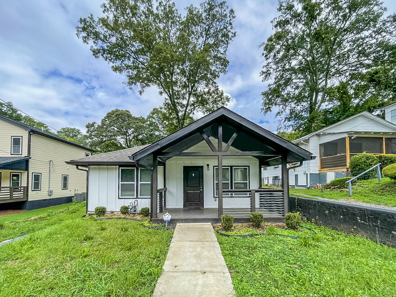 Atlanta House: 878 N Grand Ave NW