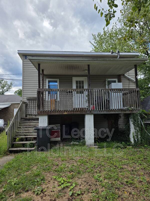 Fairmont House: 419 1/2 Walnut Ave