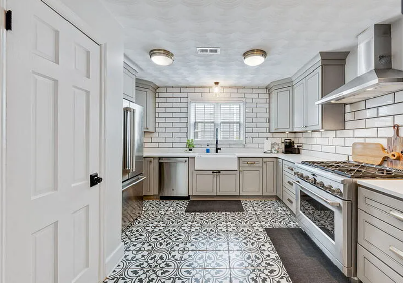 Norfolk House: 6241 Rolfe Avenue