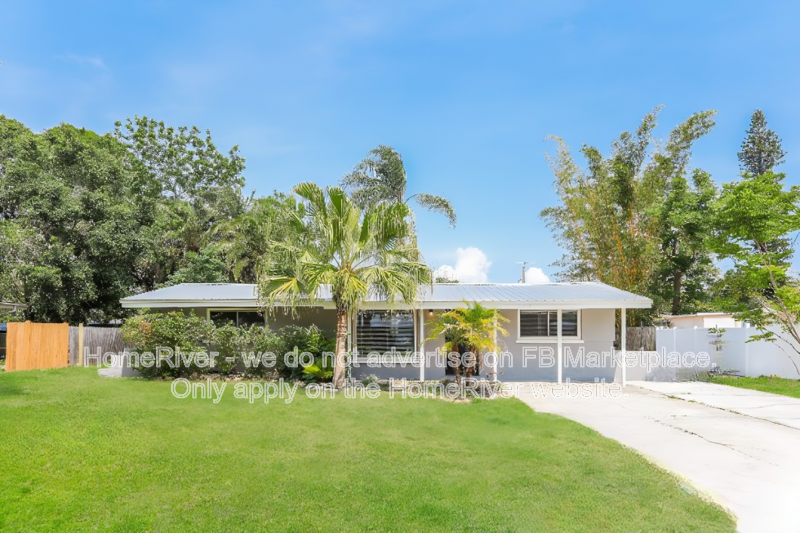 Sarasota House: 5917 Olive Ave