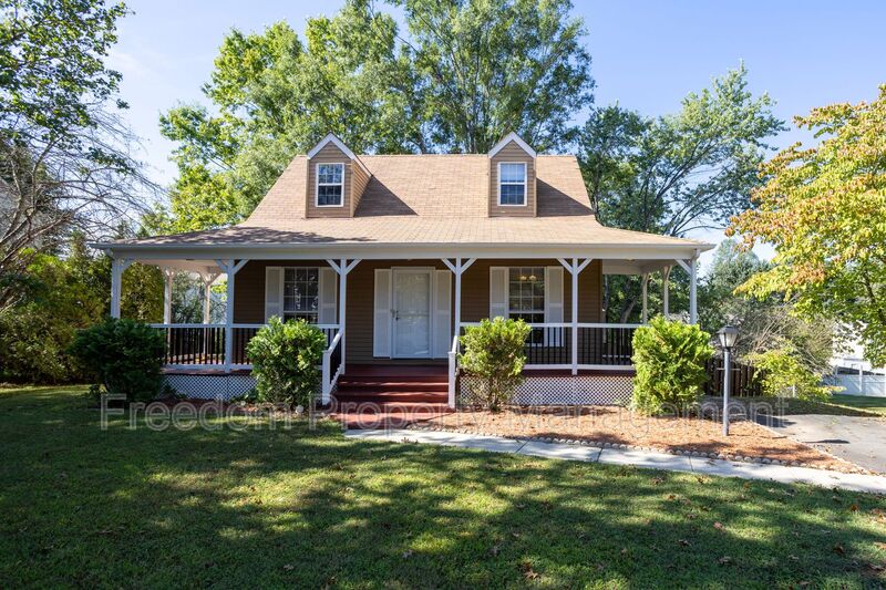 Woodbridge House: 5685 Roundtree Dr