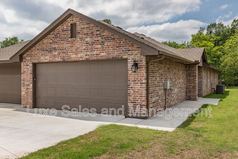 Edmond House: 421 Chalk Hill Court