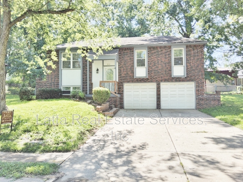 Blue Springs House: 904 NW Canterbury Rd