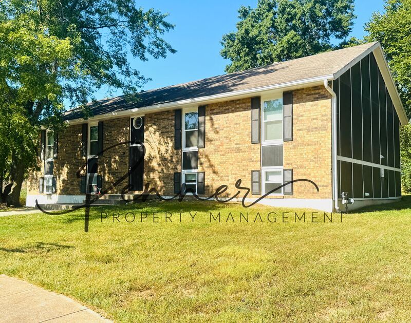 Lees Summit House: 704 NE Ball Dr