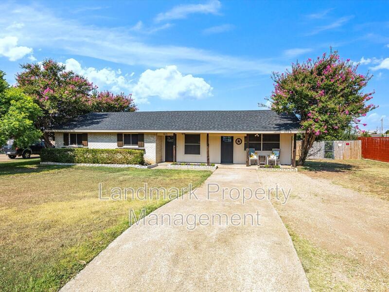 Red Oak House: 513 Bluebonnet