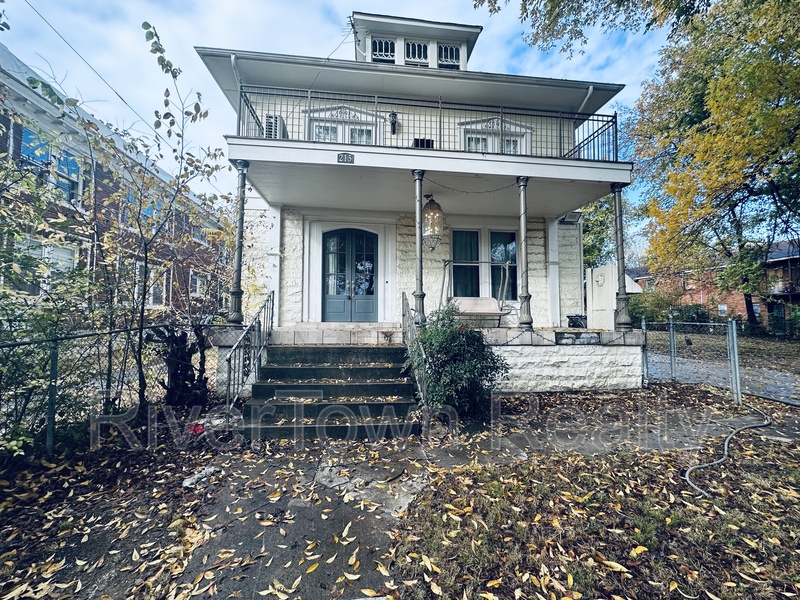 Memphis House: 215 N Bellevue Blvd