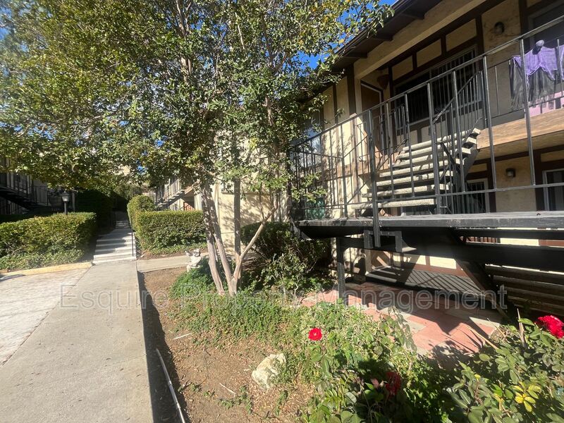 THOUSAND OAKS Condo: 951 WARWICK AVENUE