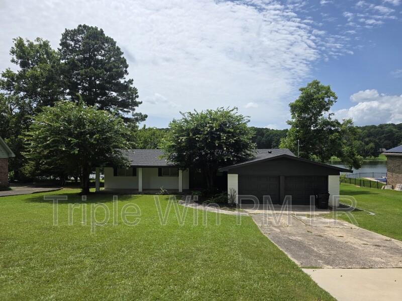 Benton House: 1908 E Lakeview