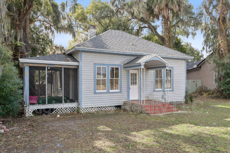 Leesburg House: 1007 Herndon Street