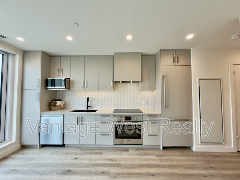 Kelowna Condo: 313-3300 Lakeshore Rd