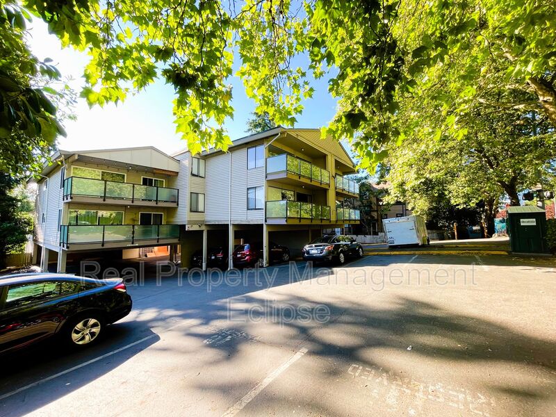 Bellevue Condo: 321 Bellevue Way SE