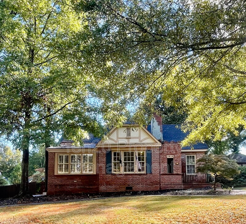 Columbus House: 1818 Slade Drive